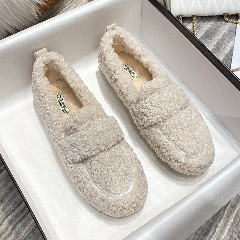 Chaussons Femme Doux avec Design Type Chaussure – Confortables et Adaptés à l’Intérieur et à l’Extérieur