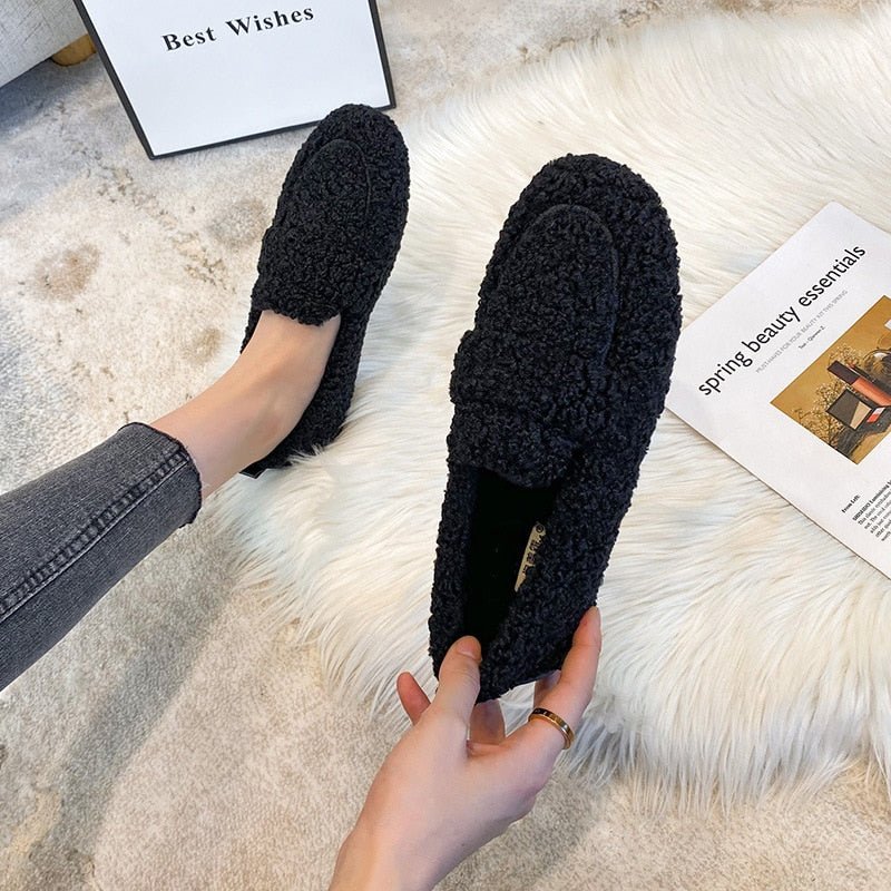 Chaussons Femme Doux avec Design Type Chaussure – Confortables et Adaptés à l’Intérieur et à l’Extérieur